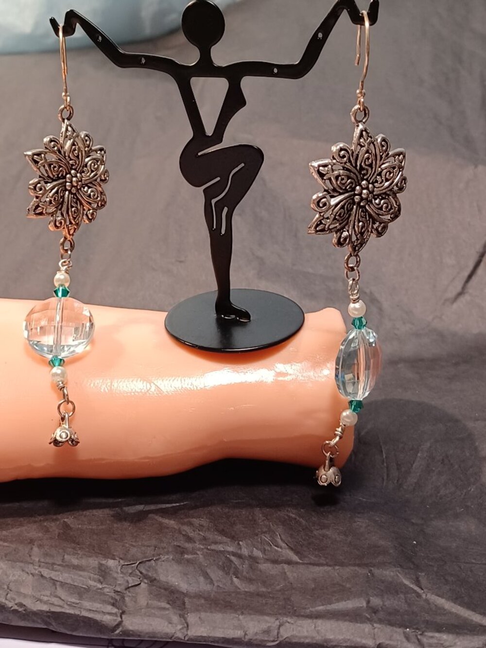 Basketwork Patterned Beaded earrings - Picture 3 of 3
